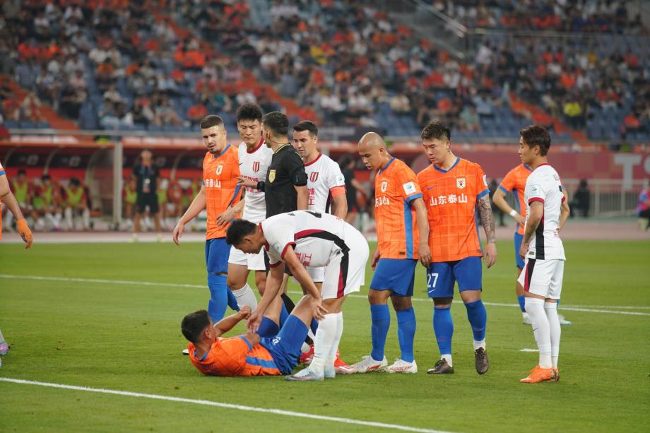 [图]蓉城3-1泰山进8强 罗慕洛即兴球双响黄政宇送点